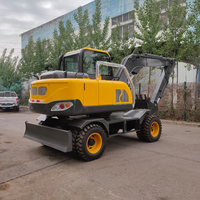 Excavatrice sur roues mobile de 6 tonnes et 7 tonnes équipée d'une lame de bulldozer pour les travaux de réparation routière et d'excavation de matériaux