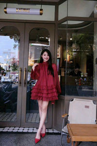 Robe de soirée rouge à col montant, à volants, style poupée, avec short, en polyester léger, usine de vêtements OEM Vietnam - Product Image 5