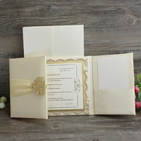 Invitation de mariage en soie à rabat, couverture rigide en dentelle ivoire avec boucle en diamant