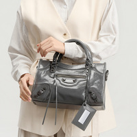 Sac bandoulière biker rétro clouté pour femme, en cuir véritable, grande capacité, avec fermeture éclair, le plus vendu