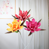 Fleur de magnolia géante rose faite à la main pour vitrine de mariage