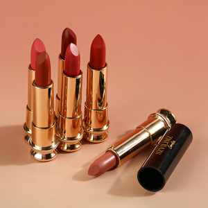 Venta al por mayor de maquillaje mate lápiz labial base impermeable personalizar pintalabios contenedores - Product Image 1