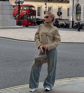 <span class=keywords><strong>Giacca</strong></span> <span class=keywords><strong>Trench</strong></span> Corta Vintage Americana da <span class=keywords><strong>Donna</strong></span> Personalizzata OEM, Collo Alto, Doppiopetto, Colore Kaki, Abbigliamento Streetwear all'Ingrosso - Product Image 2