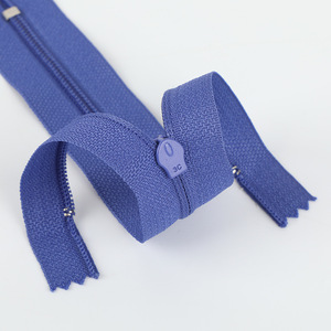 Fermeture éclair en nylon à glissière libre à verrouillage automatique, 5e taille, direct usine, délai d'échantillon de 7 jours pour vêtements, uniformes scolaires, manteaux pour femmes - Product Image 5