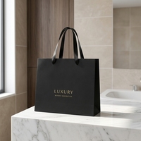 Sac cadeau de luxe noir en papier ondulé magnétique avec poignée en ruban satiné et design de logo CMYK