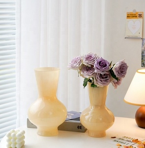 Elegante Florero de Vidrio con Base Redonda Color Crema Ámbar, Combina Perfectamente con Cualquier Ramo, Decoración Moderna para el Hogar - Product Image 3