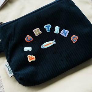 Prêts à expédier : Mini-écussons thermocollants alphabet, 26 lettres colorées brodées en feutre non tissé pour vêtements et chapeaux - Product Image 3