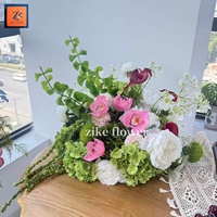Composition florale de luxe artificielle en Anthurium et Hortensia, sur colonne romaine blanche, en soie, pour décoration extérieure de mariages et restaurants
