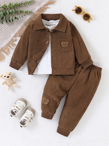 Ensemble 3 pièces en velours côtelé pour garçon (6M-3T) : Veste à revers avec patch ours, T-shirt uni et pantalon de jogging à revers côtelés - Vêtements pour enfants en gros - Product Image 1