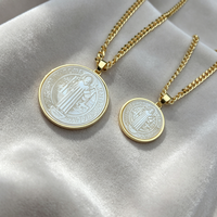 Collier religieux Saint Benoît avec pendentif médaille ronde en nacre blanche et chaîne gourmette, bijoux pour femmes, vente en gros