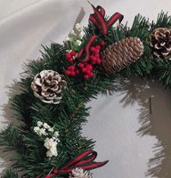 Großhandel Künstlicher Weihnachtskranz aus PVC mit Tannenzapfen, roten Beeren und Band für Tür- und Wanddekoration zu Feiertagen