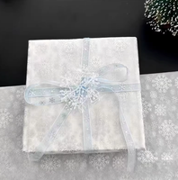 Papier cadeau personnalisé en papier de soie enduit imperméable et résistant à la graisse avec motif flocon de neige en feuille d'argent