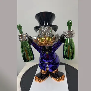 Personnalisé célèbre dessin animé Art Statue fibre de verre Donald Duck avec bouteille sculpture pour la décoration de la maison