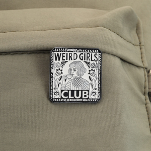 Broches en émail 'Weird Girls Club' rétro, motif fille noire et blanche buvant du thé avec bordure florale, badges de revers, vente en gros - Product Image 3