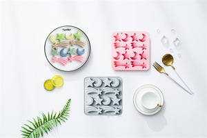 Moldes de Silicona Antiadherentes con Diseño de Luna y Estrella, Reutilizables, de Grado Alimenticio, Lindos Moldes Magnéticos de Silicona para Chocolate, Dulces y Hielo - Product Image 2