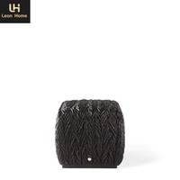 Fauteuil de loisirs en cuir noir de luxe léger italien, broderie originale importée, pouf d'extrémité de lit carré pour salon