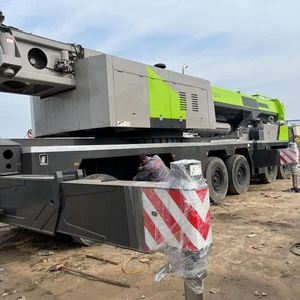 Grue mobile Zoomlion ZTC2200 220T, carrosserie gris vert avec marquage de sécurité à rayures rouges pour opérations de levage lourd - Product Image 1