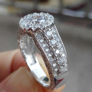 Anello di fidanzamento da donna F1097 in oro bianco con diamante taglio brillante rotondo naturale colore G e design a halo - Product Image 6