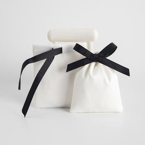 Venta al por mayor de bolsas de joyería de terciopelo con logotipo personalizado Impresión de seda anillos embalaje bolsa con cordón - Product Image 4