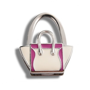 Les fabricants produisent des crochets métalliques pliables à la mode, des crochets pour sacs de femmes, personnalisables. - Product Image 2