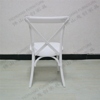 Chaise en bois durable de style classique de ferme blanche pour la restauration, empilable en croix, pour les événements de banquet