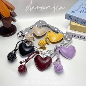 Llaveros de Corazón Rellenos de Algodón, Llaveros de Lujo con Encantos Adorables, Colgantes de Bolso de Mujer de Moda con Bola de Cuero Trenzado, Regalo para Niñas - Product Image 5