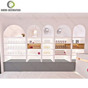 Vitrine de présentation de parfums haut de gamme, présentoirs de rangement durables pour magasin de parfums avec forme incurvée, armoire de présentation de parfums pour magasin de parfums - Product Image 1