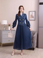 Robe plissée élégante pour femme, col tailleur noir croisé et manches longues à volants, idéale pour les tenues de bureau formelles