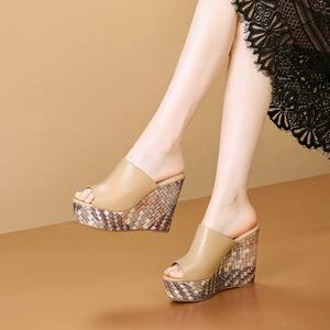 Sandales compensées pour femmes, à semelle épaisse, grande <span class=keywords><strong>taille</strong></span>, nouveau style d'été, style européen et américain, tongs à bout ouvert - Product Image 2