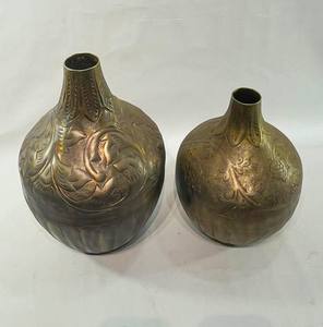 Ensemble de vases en aluminium composé de deux vases magnifiquement conçus, chacun orné de motifs floraux complexes, prix de gros - Product Image 2