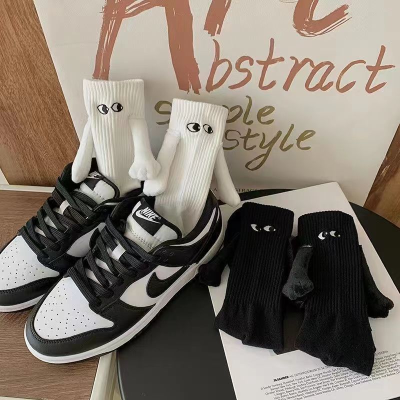 Calcetines blancos bordados con forma de ojo.