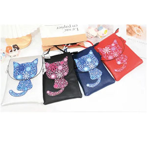 Nouvelle sacoche de téléphone portable en cuir personnalisée populaire pour l'automne avec broderie de chaton et gravure, prix de gros - Product Image 1