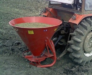 Épandeur d'<span class=keywords><strong>engrais</strong></span> monté sur tracteur, épandeur agricole pour l'épandage d'<span class=keywords><strong>engrais</strong></span> et de semences d'herbe - Product Image 2