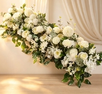 Décorations florales artificielles en rangée, idéales pour les lieux commerciaux, les arrière-plans photographiques, et la décoration de fêtes