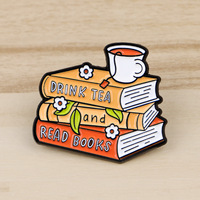 Broche émaillée fantaisie 'Boire du thé et lire des livres' avec pile de livres et tasse à thé, pour les lecteurs et les cadeaux