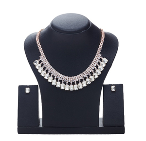 Elegante Juego de Joyería de 4 Piezas que Incluye un Precioso Collar, un Collar de Gargantilla y un Collar con Placa, con un Estilo Moderno - Product Image 2