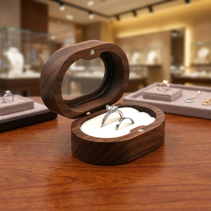 Caja de Anillo Ovalada de Madera de Nogal con Forro de Terciopelo y Cierre Magnético para Regalo de Propuesta de Matrimonio - Product Image 3