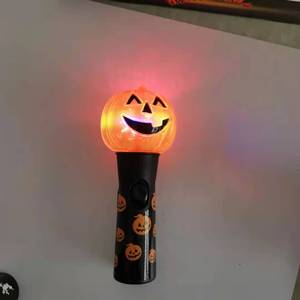 Baguette lumineuse LED rotative en forme de citrouille pour enfant, avec construction en ABS et acrylique - Product Image 1