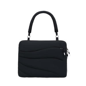 Nouveau Sac à Main Matelassé Léger et Moelleux avec Poignée, Sac Bandoulière Portable Rembourré pour Ordinateur Portable, Personnalisable avec Logo - Product Image 4