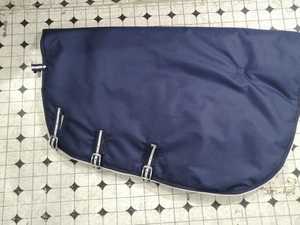 Protector de cuello impermeable para caballos con aislamiento térmico y correas ajustables para protección en invierno - Product Image 2