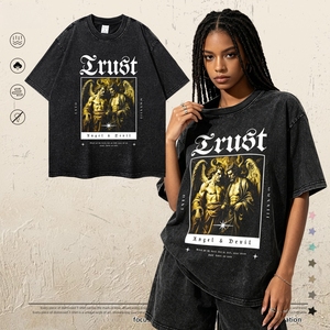 T-shirt con grafica Trust Angel & Devil, maglietta nera oversize in stile streetwear gotico scuro - Product Image 1