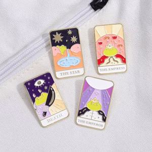 Katak kartu <span class=keywords><strong>Tarot</strong></span> Enamel Pin hitam <span class=keywords><strong>Tarot</strong></span> Deck bros Pin dengan Foil emas warna Pin ramalan huruf Enamel lencana - Product Image 1