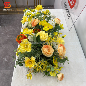 Camino de Mesa LEDA Personalizado Hecho a Mano con Rosas Naranjas y Flores Amarillas, Decoración Suave para Bodas, Eventos y Fiestas para el Día de San Valentín - Product Image 4