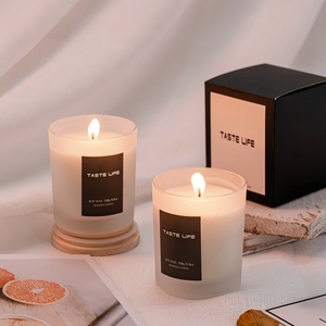 Bougies parfumées <span class=keywords><strong>en</strong></span> <span class=keywords><strong>verre</strong></span> givré blanc de qualité supérieure <span class=keywords><strong>avec</strong></span> couvercle <span class=keywords><strong>en</strong></span> bois et étiquette noire minimaliste pour la décoration moderne de la maison - Product Image 1
