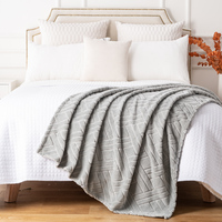 Plaid en flanelle gaufrée à chevrons géométriques 100 % polyester, 280 GSM, double face, doux et confortable, pour la décoration de la maison et des hôtels, faible MOQ
