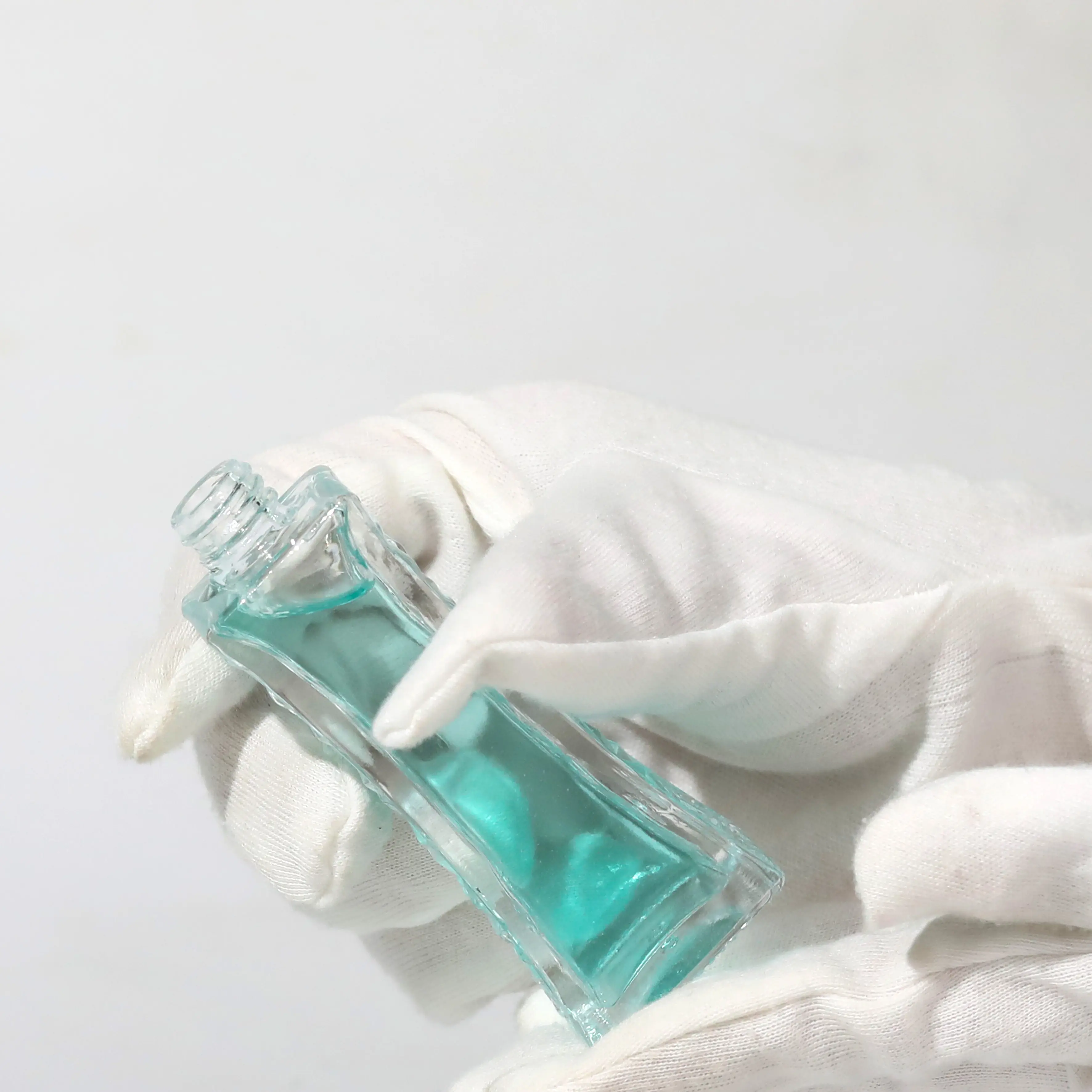 Fabrika fiyat temizle uzun ince cam parfüm sprey şişe 22Ml küçük Mini cam sprey şişe, kristal parfüm şişesi