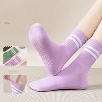Chaussettes de yoga et de Pilates antidérapantes mi-mollet 2026 en gros, chaussettes de sport unies pour femmes, chaussettes rayées