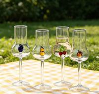 Schattig mini fruit in een glazen beker met hoge steel, uniek bolvormig glazen wijnglas voor café, bar, bruiloft, zakelijke souvenir.