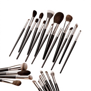 Ensemble de 12 pinceaux de maquillage en poils naturels de Cangzhou avec manche en bois pour le blush, les fards à paupières et le contour du nez - Product Image 1