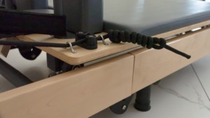Machine de Pilates pliable en bois et cuir microfibre, équipement de Pilates personnalisé pour studio de yoga, directement de l'usine - Product Image 4